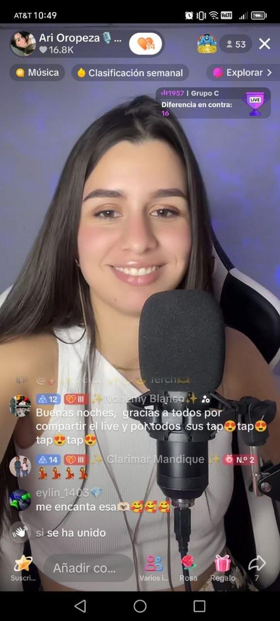 La misma creadora mejorando su set con acompañamiento de CYGNUZ